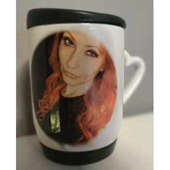 Kubek 360 ml z silikonową pokrywką i podstawką